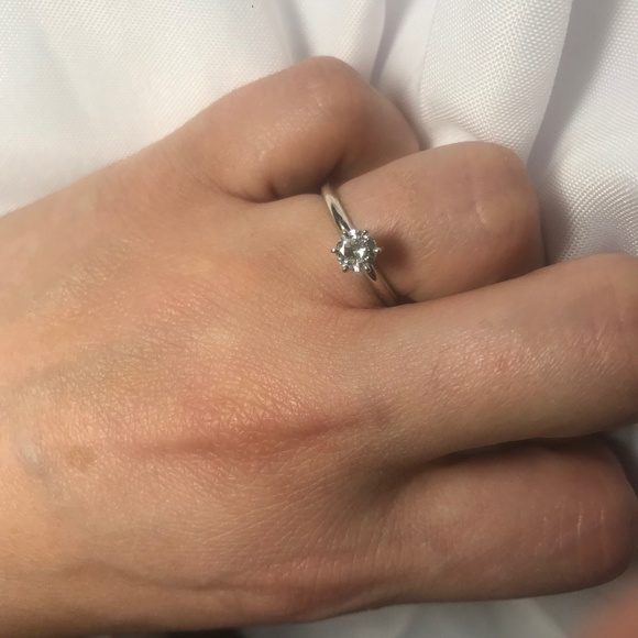 Round Colorless Diamond Ring - Picture 3 of 3